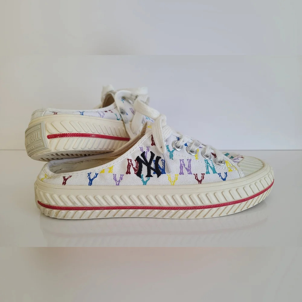 MLB Play‎ Ball Shoes Woman’s Size 6.5 US, Mule Monogram NY Yankees White - Picture 9 of 9